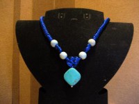 Collar en cordón con nudo celta como detalle central y una pieza de turquesa.